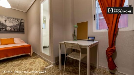 Relajante habitación con escritorio en un apartamento de 8 habitaciones, La Saïdia - VALENCIA