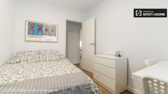 Acogedora habitación en un apartamento de 5 dormitorios en L'Eixample - VALENCIA