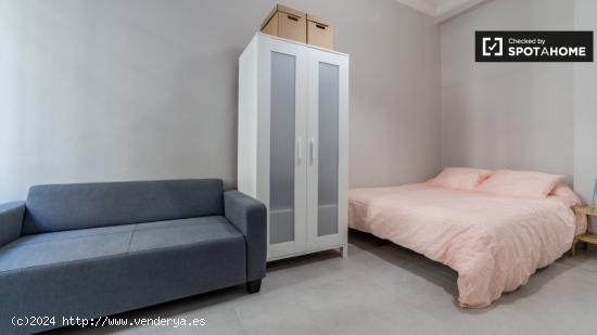 Acogedora habitación en un apartamento de 5 dormitorios en Russafa, Valencia - VALENCIA