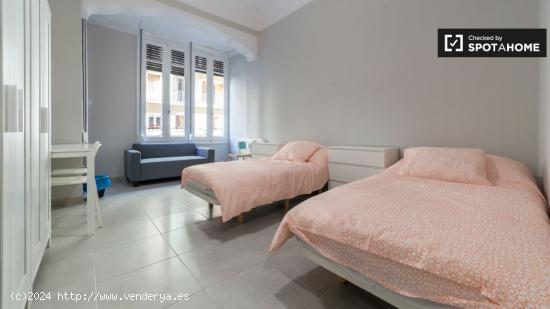 Habitación amueblada en apartamento de 5 dormitorios en Russafa, Valencia - VALENCIA