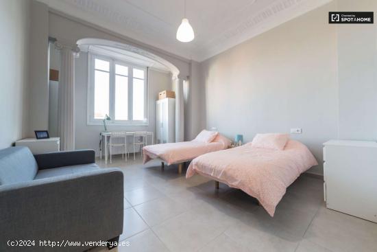  Amplia habitación en un apartamento de 5 dormitorios en L'Eixample - VALENCIA 