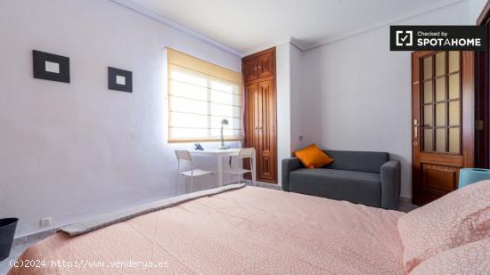Habitación acogedora para parejas con cama doble en alquiler en un apartamento de 5 dormitorios en 