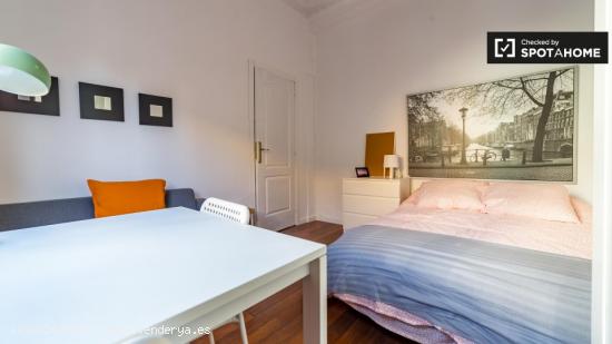 Se alquila habitación ordenada en un apartamento de 5 dormitorios en Ciutat Vella - VALENCIA