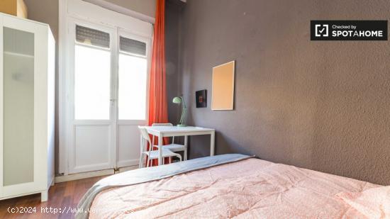 Acogedora habitación en alquiler en un apartamento de 5 dormitorios en Ciutat Vella - VALENCIA