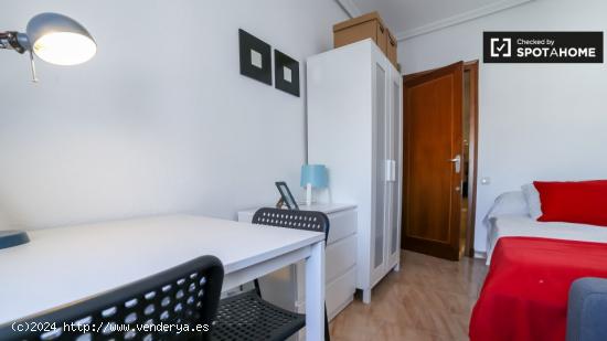 Cómoda habitación en un apartamento de 6 habitaciones, L'Eixample - VALENCIA