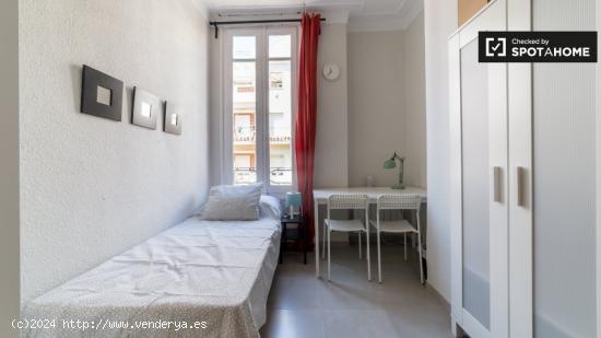 Se alquila habitación moderna en apartamento de 5 dormitorios en L'Eixample - VALENCIA