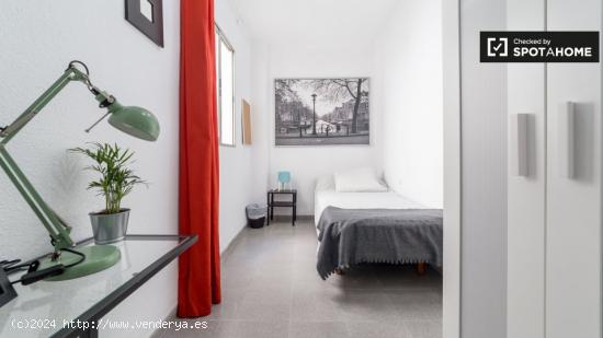 Cómoda habitación en alquiler en apartamento de 4 dormitorios en Extramurs, Valencia - VALENCIA