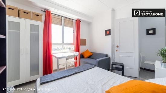 Amplias habitaciones en alquiler en un apartamento de 4 dormitorios en Extramurs - VALENCIA
