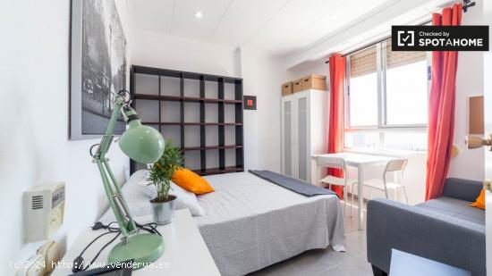 Amplias habitaciones en alquiler en un apartamento de 4 dormitorios en Extramurs - VALENCIA