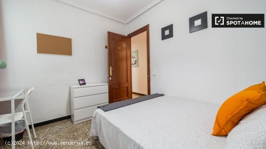 Habitación luminosa en apartamento de 5 dormitorios en Quatre Carreres - VALENCIA