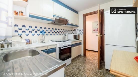 Habitación luminosa en apartamento de 5 dormitorios en Quatre Carreres - VALENCIA