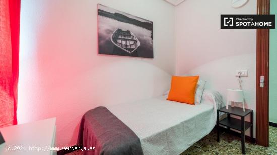 Acogedora habitación en apartamento de 5 dormitorios en Quatre Carreres - VALENCIA