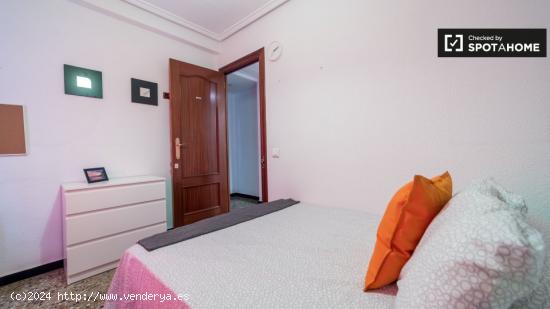 Habitación amueblada en apartamento de 5 dormitorios en Quatre Carreres - VALENCIA
