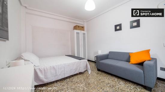 Amplia habitación en un apartamento de 5 dormitorios en Quatre Carreres - VALENCIA