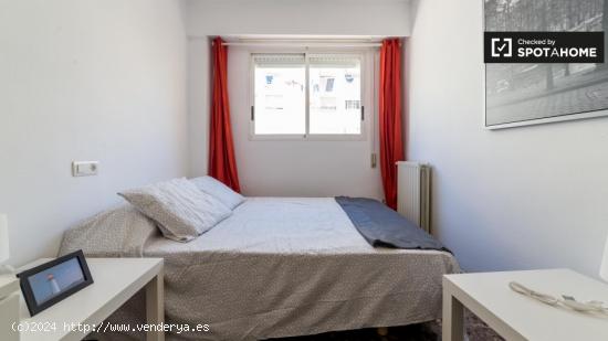 Amplia habitación en alquiler en un apartamento de 5 dormitorios en Camins al grao - VALENCIA
