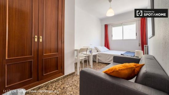 Amplia habitación en alquiler en un apartamento de 5 dormitorios en Camins al grao - VALENCIA