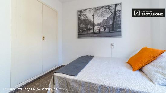 Habitación bien amueblada en alquiler en un apartamento de 5 dormitorios en Ciutat Vella - VALENCIA
