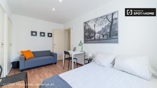 Cómoda habitación en alquiler en apartamento de 5 dormitorios en Ciutat Vella - VALENCIA