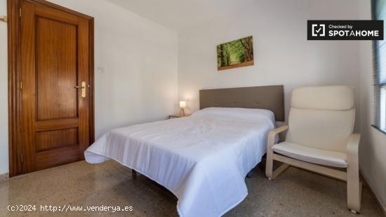 Amplia habitación en un apartamento de 6 dormitorios en Quatre Carreres - VALENCIA