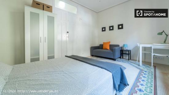 Amplia habitación en alquiler en un apartamento de 6 habitaciones en Extramurs - VALENCIA
