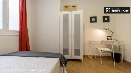Amplia habitación en alquiler en un apartamento de 6 habitaciones en Extramurs - VALENCIA