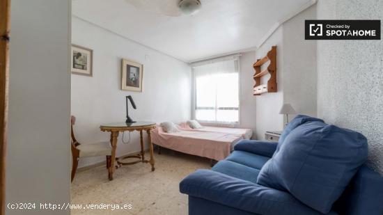 Se alquilan habitaciones con dos camas individuales en un apartamento de 5 dormitorios en Camins al 