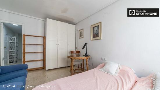 Se alquilan habitaciones con dos camas individuales en un apartamento de 5 dormitorios en Camins al 