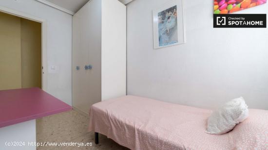 Habitación con cama individual en alquiler en un apartamento de 5 dormitorios en Camins al Grau, - 
