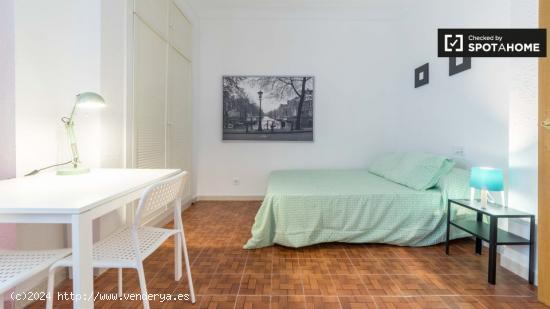 Gran habitación con cama doble en alquiler en Quatre Carreres - VALENCIA