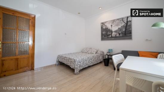 Se alquila habitación con cama doble en piso de 5 habitaciones en Valencia. - VALENCIA