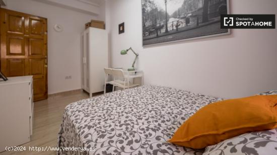 Se alquila habitación con cama doble en piso de 5 habitaciones en Valencia. - VALENCIA
