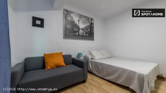 Gran habitación en apartamento de 5 dormitorios en Quatre Carreres - VALENCIA