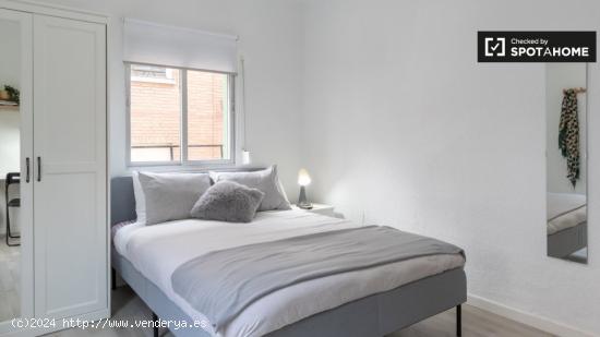 Habitación luminosa en apartamento de 5 dormitorios en alquiler en Carabanchel - MADRID