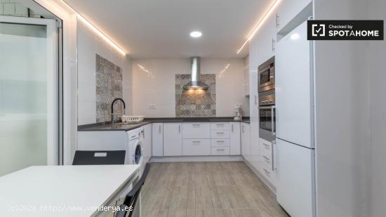 Acogedora habitación en un apartamento de 8 habitaciones en Ciutat Vella - VALENCIA