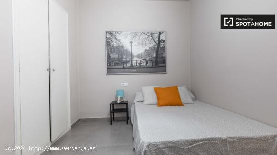 Habitación moderna en un apartamento de 5 dormitorios en L'Eixample - VALENCIA