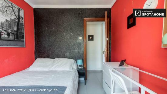 Colorida habitación en alquiler en apartamento de 4 dormitorios, Quatre Carreres - VALENCIA