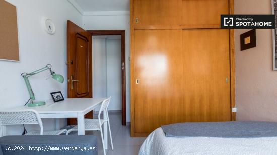 Habitación cómoda en alquiler en el apartamento de 4 dormitorios, Quatre Carreres - VALENCIA