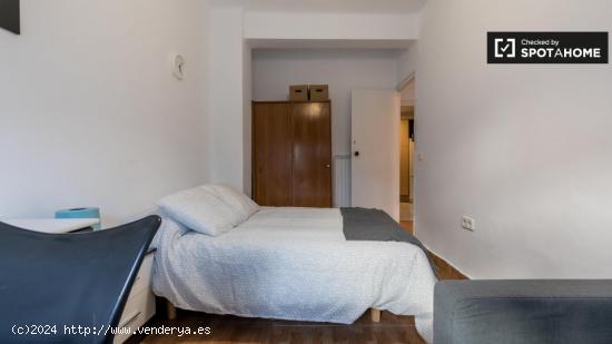 Amplia habitación para alquilar en apartamento de 4 dormitorios en Camins al Grau. - VALENCIA