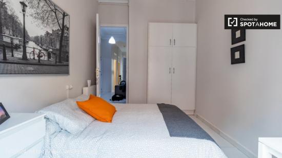 Cómoda habitación para alquilar en un moderno apartamento de 6 camas en L'Eixample - VALENCIA
