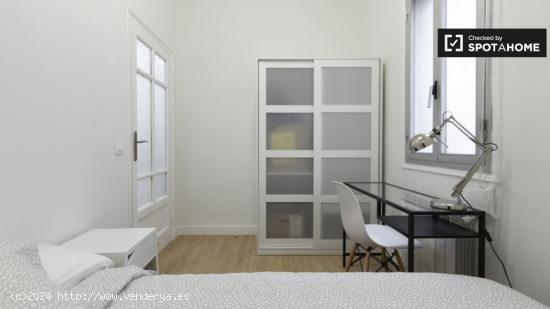 Se alquila habitación moderna en apartamento de 5 dormitorios en el centro. - MADRID