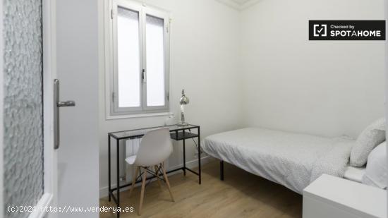 Se alquila habitación moderna en apartamento de 5 dormitorios en el centro. - MADRID
