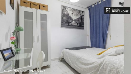 Alegre habitación en alquiler en apartamento de 5 dormitorios en Benimaclet - VALENCIA