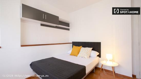 Se alquila habitación en moderno apartamento de 6 dormitorios en Extramurs - VALENCIA