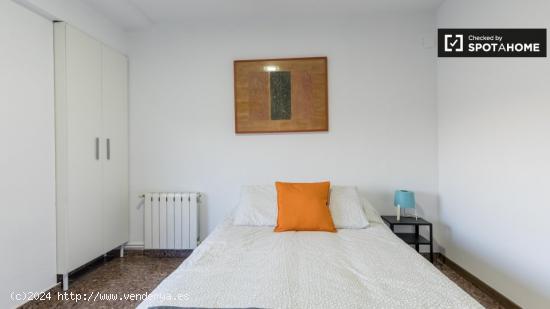 Amplia habitación en apartamento de 4 dormitorios en Quatre Carreres. - VALENCIA