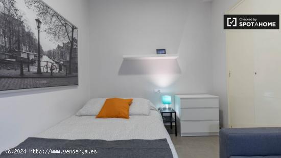 Cómoda habitación en alquiler en el apartamento de 5 dormitorios en L'Eixample - VALENCIA