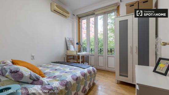 Amplia habitación en alquiler en un apartamento de 5 dormitorios en L'Eixample - VALENCIA