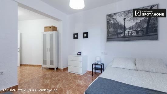 Elegante habitación en alquiler en apartamento de 4 dormitorios en El Cabanyal - VALENCIA