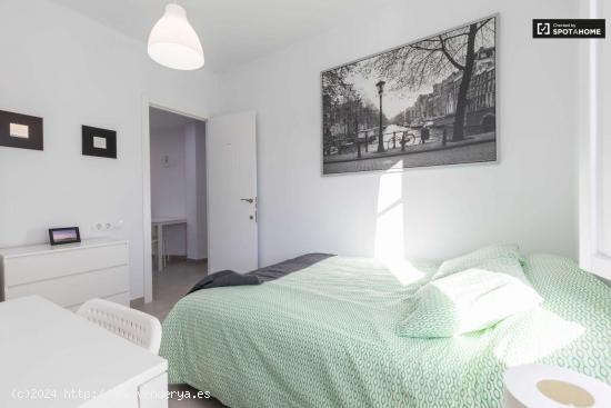 Elegante habitación en alquiler en apartamento de 4 dormitorios en El Cabanyal - VALENCIA 