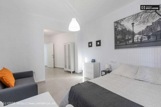  Habitación cómoda en alquiler en el apartamento de 4 dormitorios en El Cabanyal - VALENCIA 