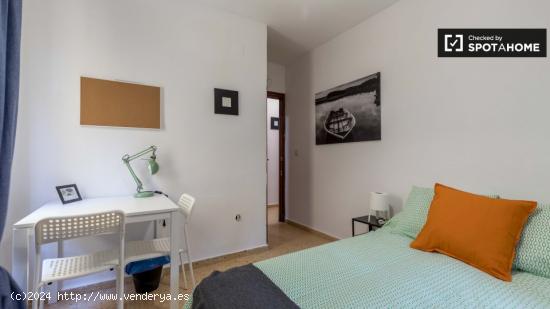 Encantadora habitación con cama doble en alquiler en Ciutat Vella - VALENCIA